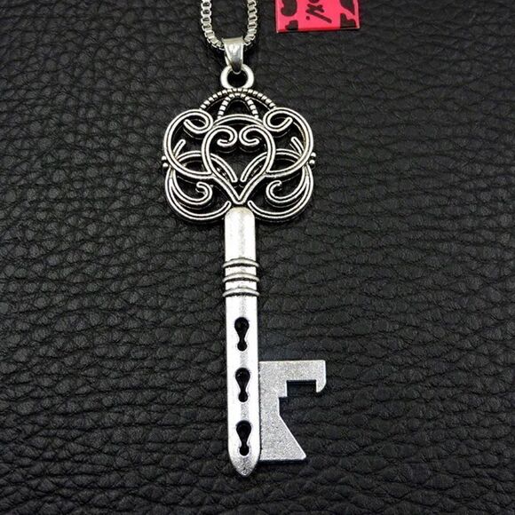 Cute Silver-tone Key Pendant Necklace NWOT - Picture 1 of 3